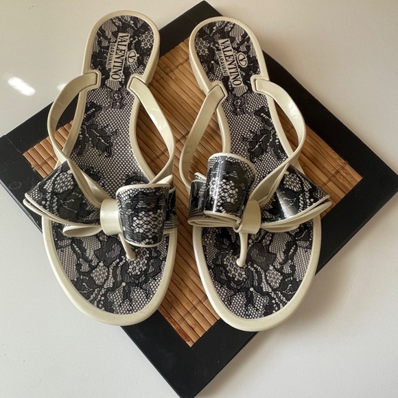 VALENTINO Beige/Black Jelly Lace Print Bow Detail Thong Sandals Size 7 - Picture 1 of 4